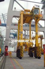 ID 1890 PORT OF AUCKLAND, NZ - Straddle carriers, quayside, Axis Fergusson Container Terminal.